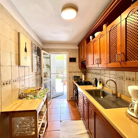 Cozy With Wifi, Pool, Barbecue, Private Garden