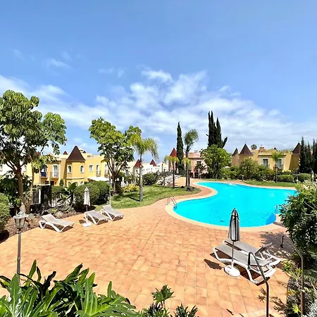 Cozy With Wifi, Pool, Barbecue, Private Garden شقة